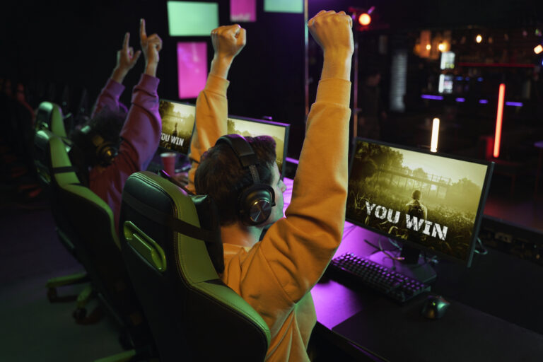 jugadores-victoriosos-tiro-medio-ganando